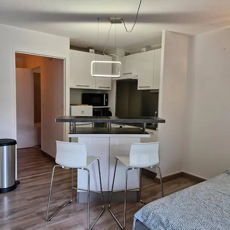 Rénové Pour 2 Personnes Au Lavandou Avec Parking - Fr-1-251-871 *