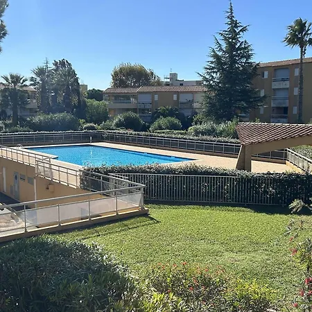 Renove Avec Terrasse Et Parking Au Lavandou
