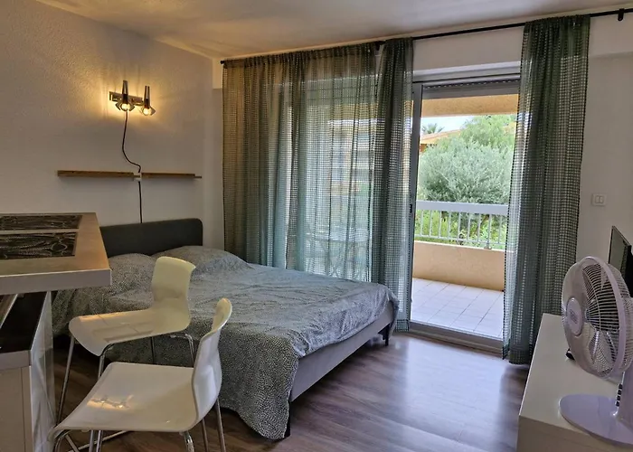 Renove Avec Terrasse Et Parking Au Lavandou - Fr-1-251-871 Apartment Le Lavandou