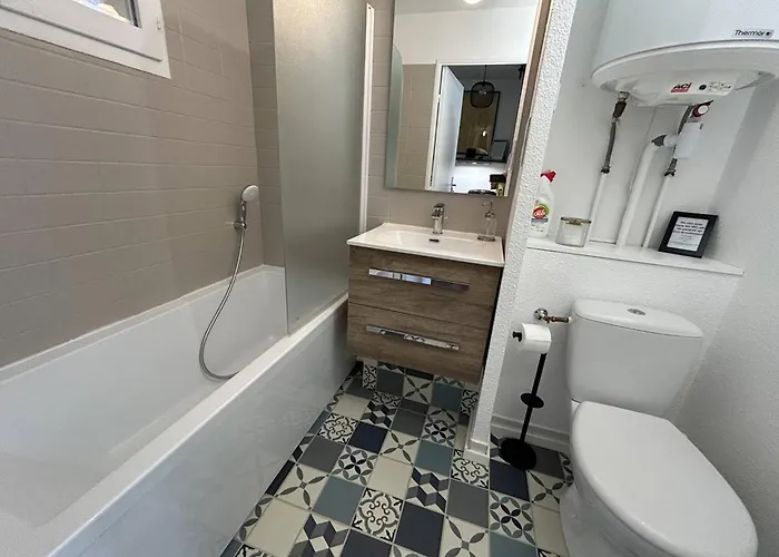 Renove Avec Terrasse Et Parking Au Lavandou - Fr-1-251-871 Apartment