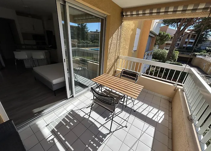 Apartment Renove Avec Terrasse Et Parking Au Lavandou - Fr-1-251-871 *